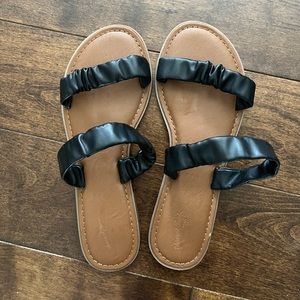 Flat sandals